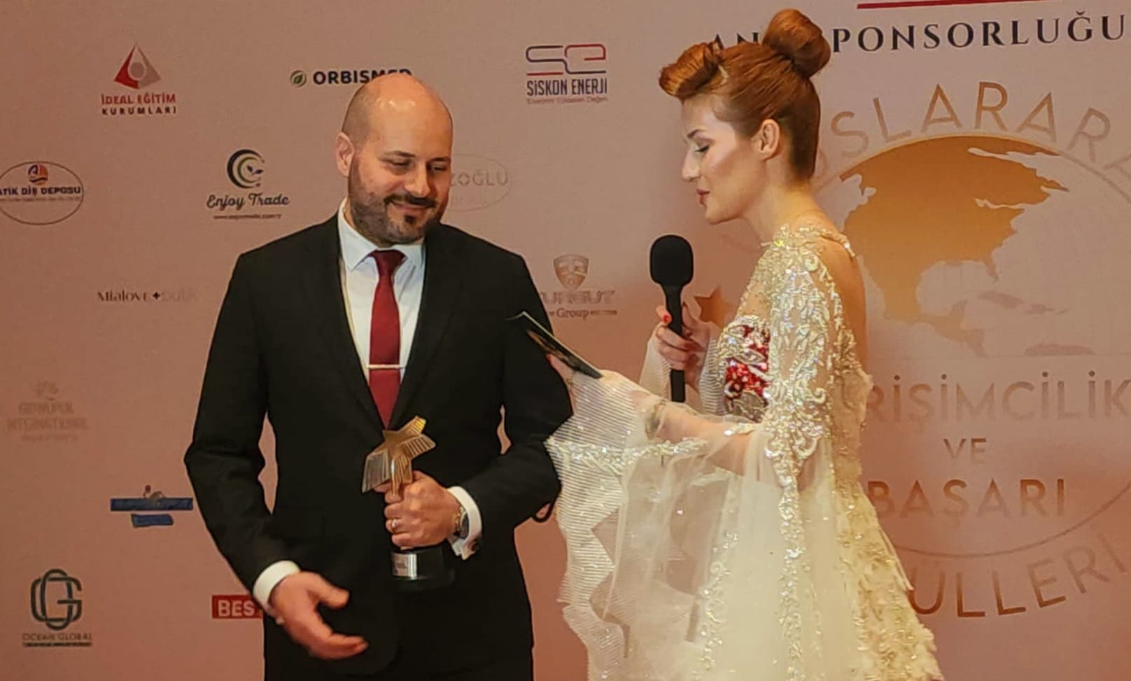 BİR ÖDÜL TÖRENİNDE, BESTE TUĞÇE VİRAN RÖPORTAJINDAN...