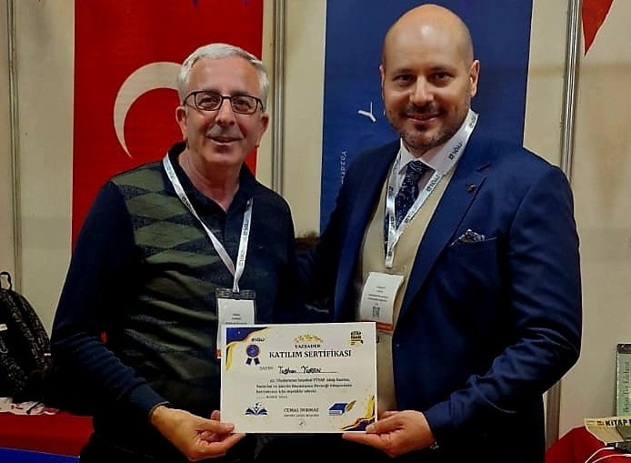 YAZŞADER BAŞKANI SAYIN CEMAL DURMAZ'DAN SERTİFİKA ALIRKEN...