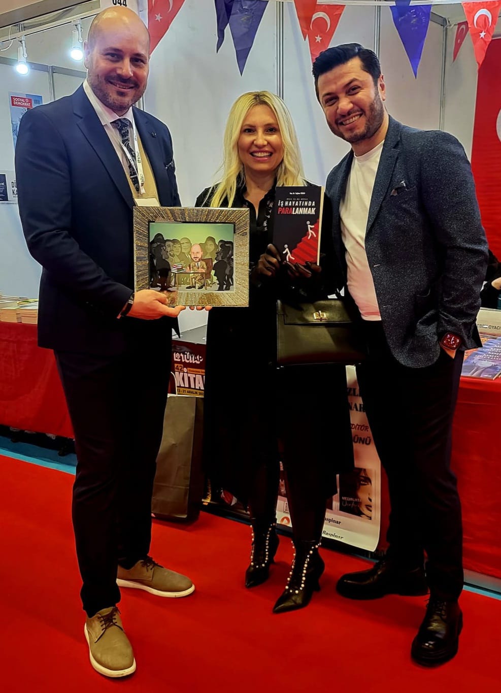 BİR ETKİNLİKTE KARİKATÜR YAZAR HEDİYESİ ALIRKEN...